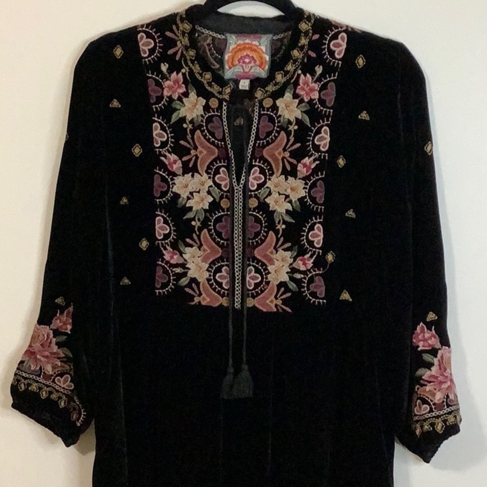BRAND NEW BLACK VELVET JOHNNY WAS EMBROIDERED TUNIC TOP SIZE SMALL